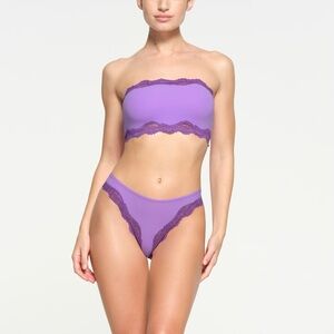 SKIMS FITS EVERYBODY LACE BANDEAU LIMITED EDITION: ULTRA VIOLET TONAL SMALL